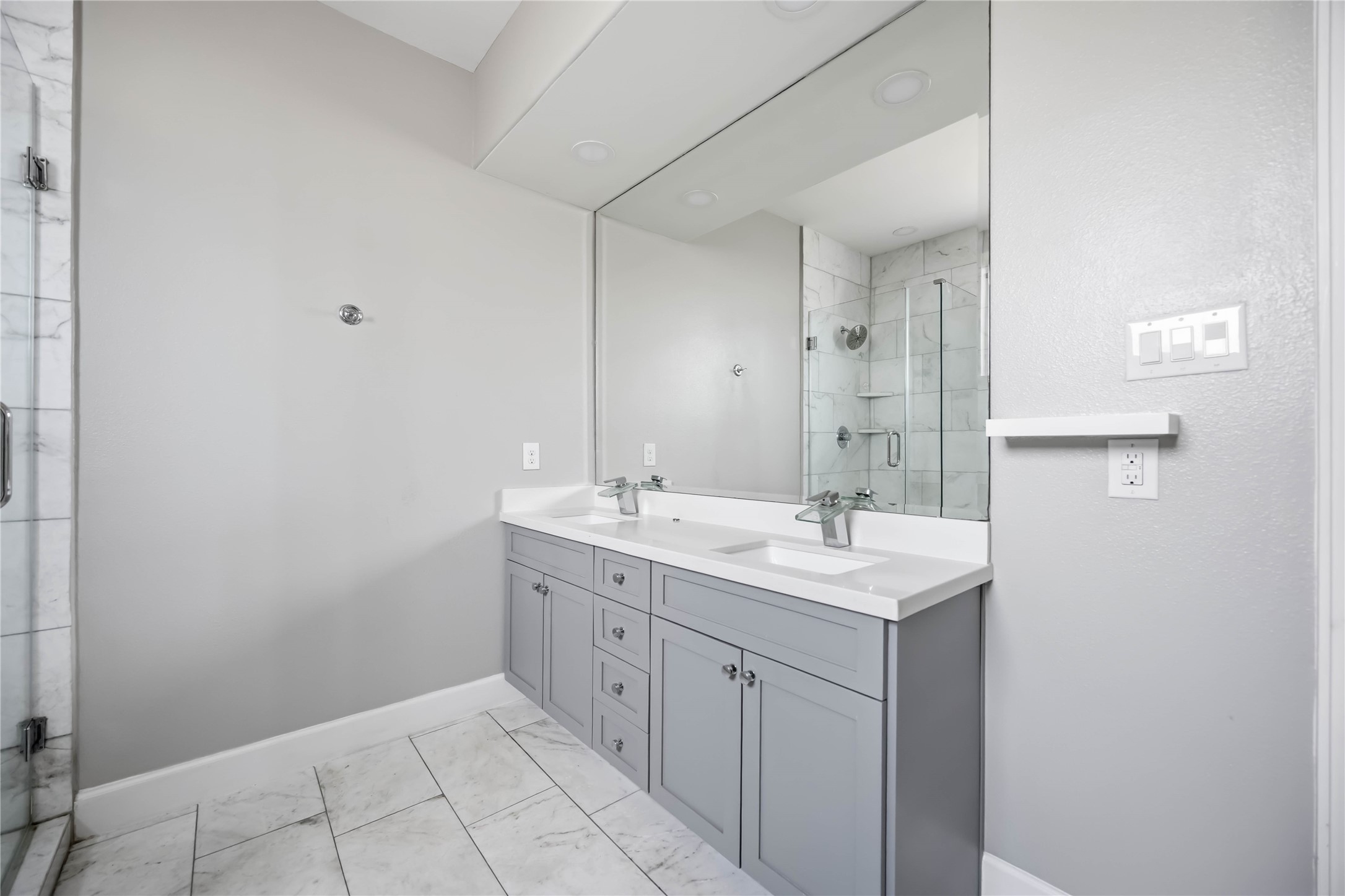 708 Schwartz Street Houston, TX 77020 - Photo 4 of 25 a bathroom with a sink and a mirror