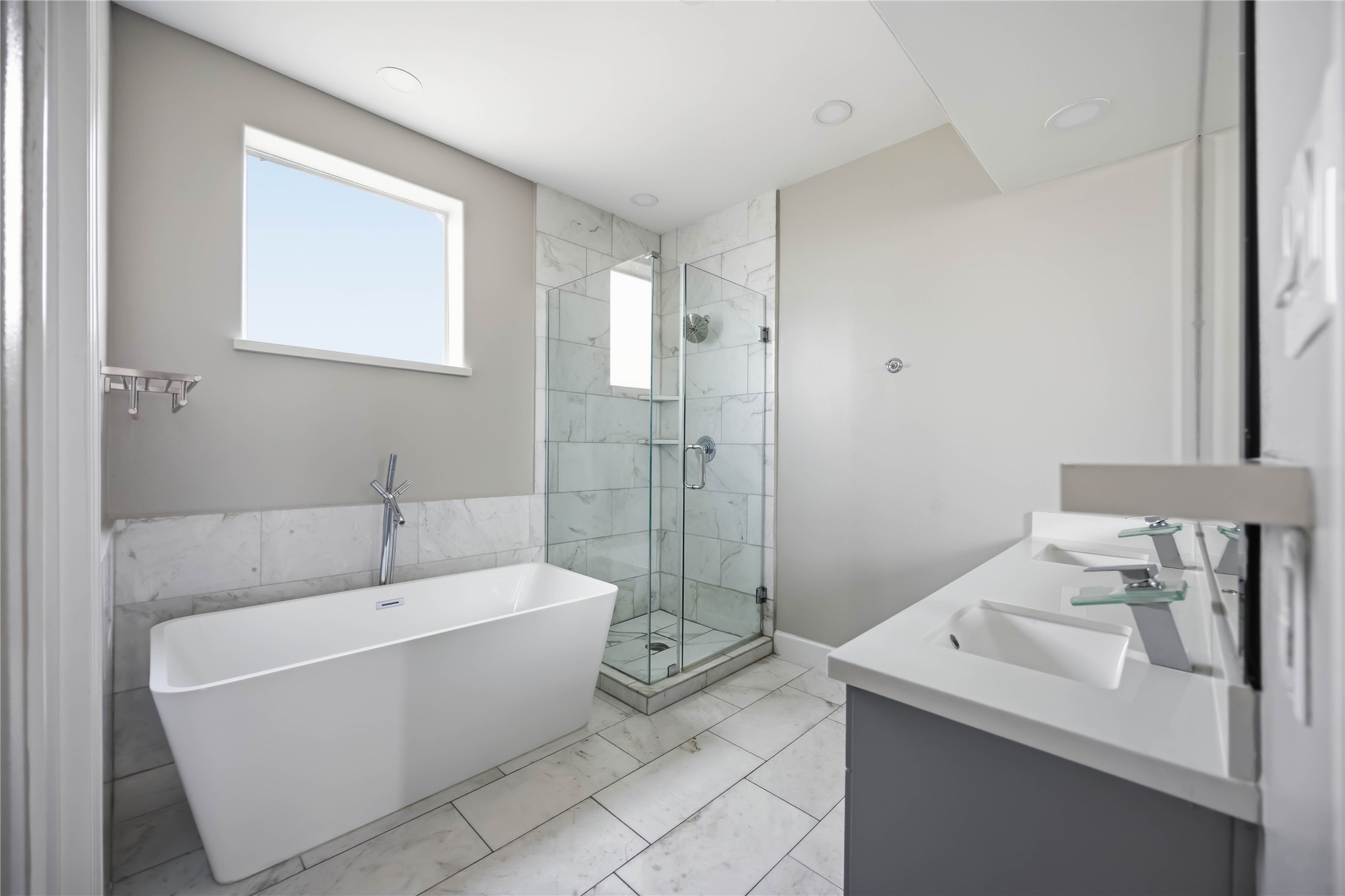 708 Schwartz Street Houston, TX 77020 - Photo 6 of 25 a spacious bathroom with a bathtub sink and toilet
