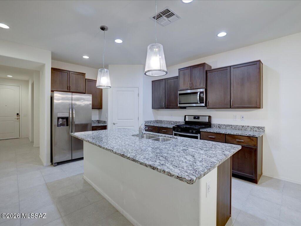 14031 East Golden Oaks Road Vail, AZ 85641 - Photo 9 of 40 17-24Interior2