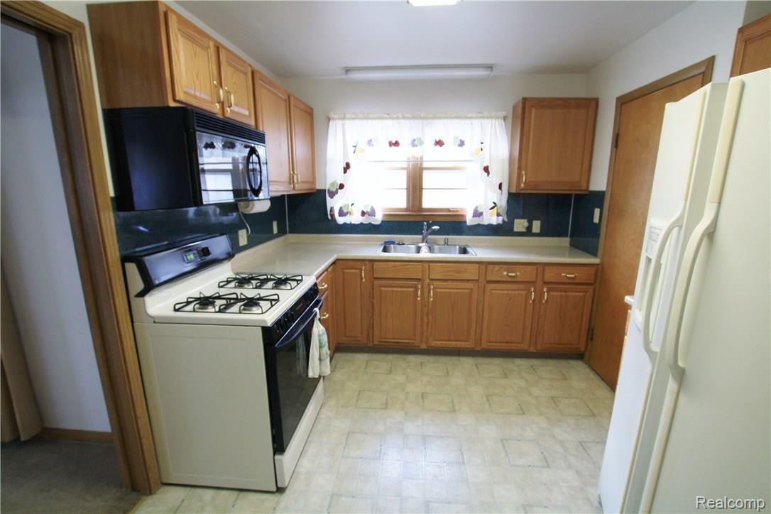 4218 Davison Road Burton, MI 48509 - Photo 13 of 36 IMG_7465.JPG
