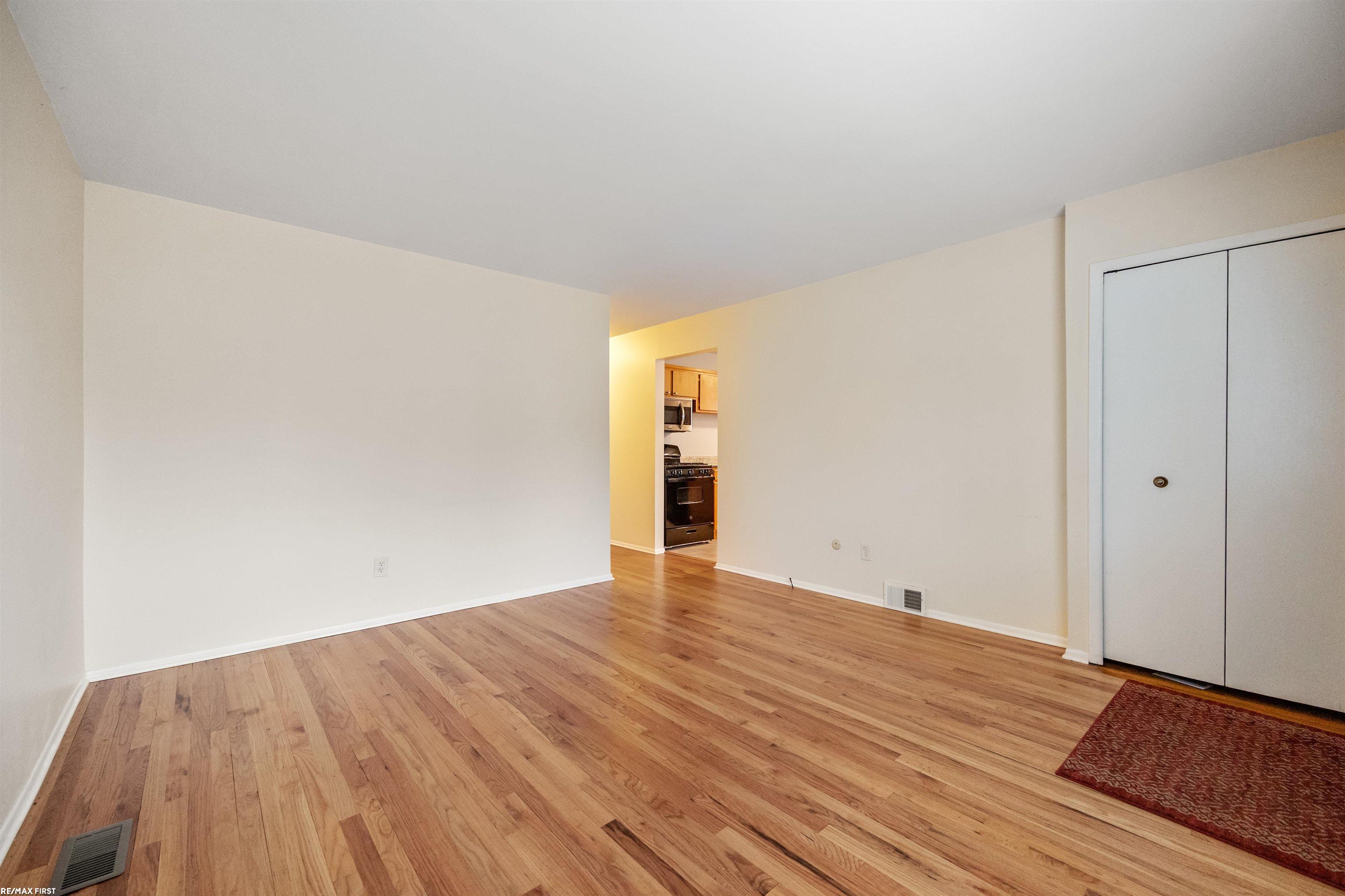 1260 Princeton Road Berkley, MI 48072 - Photo 8 of 26 50098112-7.JPG