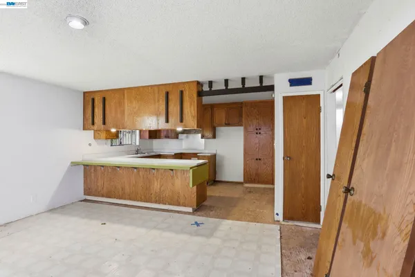 $1,250,000 | 2550 Damuth Street, Oakland, CA 94602