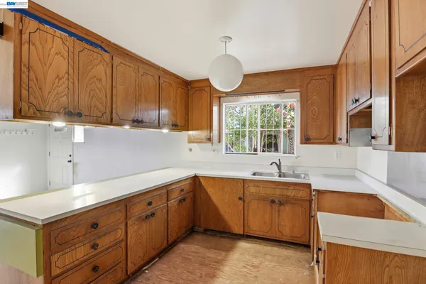 $1,250,000 | 2550 Damuth Street, Oakland, CA 94602