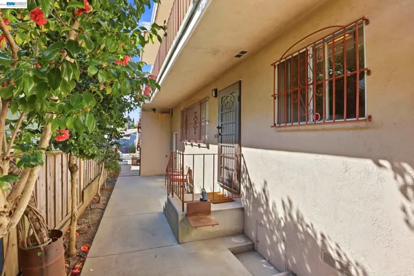 $1,250,000 | 2550 Damuth Street, Oakland, CA 94602