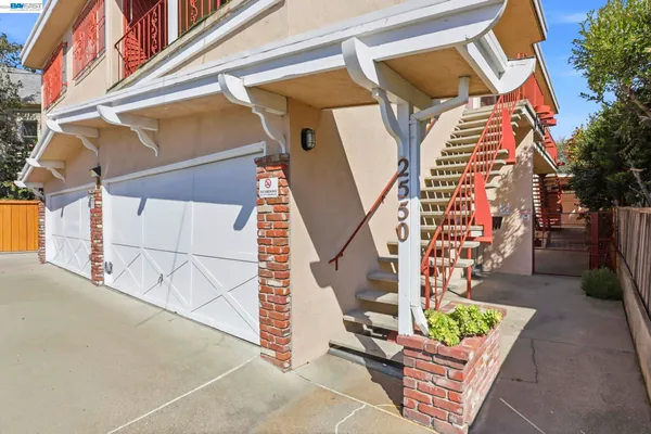 $1,250,000 | 2550 Damuth Street, Oakland, CA 94602