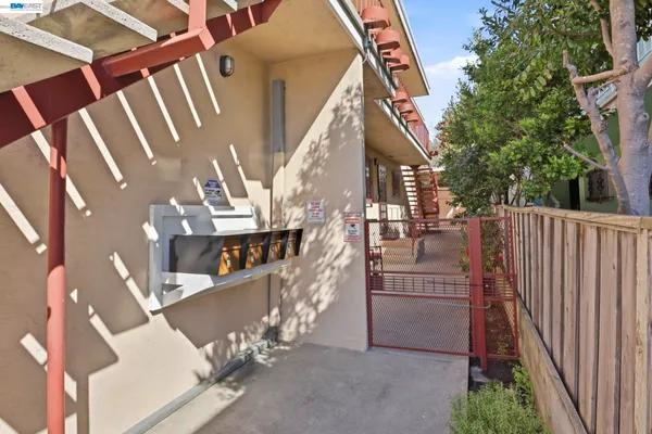 $1,250,000 | 2550 Damuth Street, Oakland, CA 94602