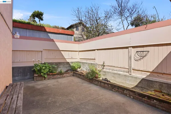 $1,250,000 | 2550 Damuth Street, Oakland, CA 94602