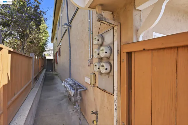 $1,250,000 | 2550 Damuth Street, Oakland, CA 94602