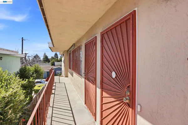 $1,250,000 | 2550 Damuth Street, Oakland, CA 94602