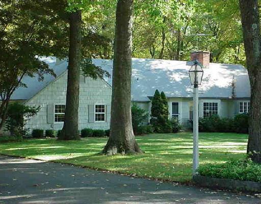 a view of a house with backyard