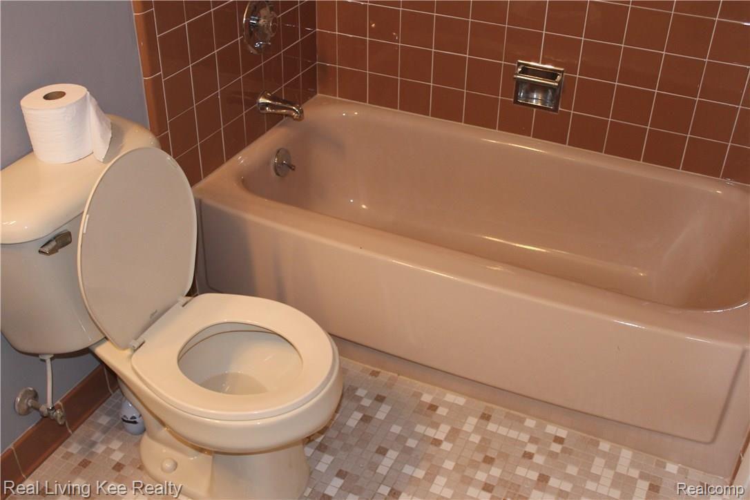35315 Rockingham Drive Sterling Heights, MI 48310 - Photo 30 of 38 Mother in laws Bath. Third bath.