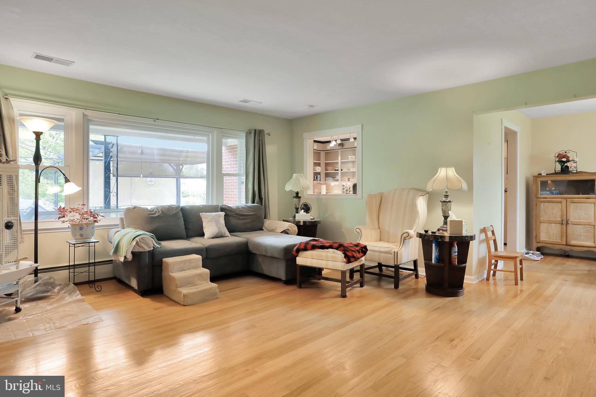 9709 Clover Heights Road Hagerstown, MD 21740 - Photo 13 of 37 Living Room