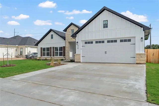 a view of an house with backyard space and garden