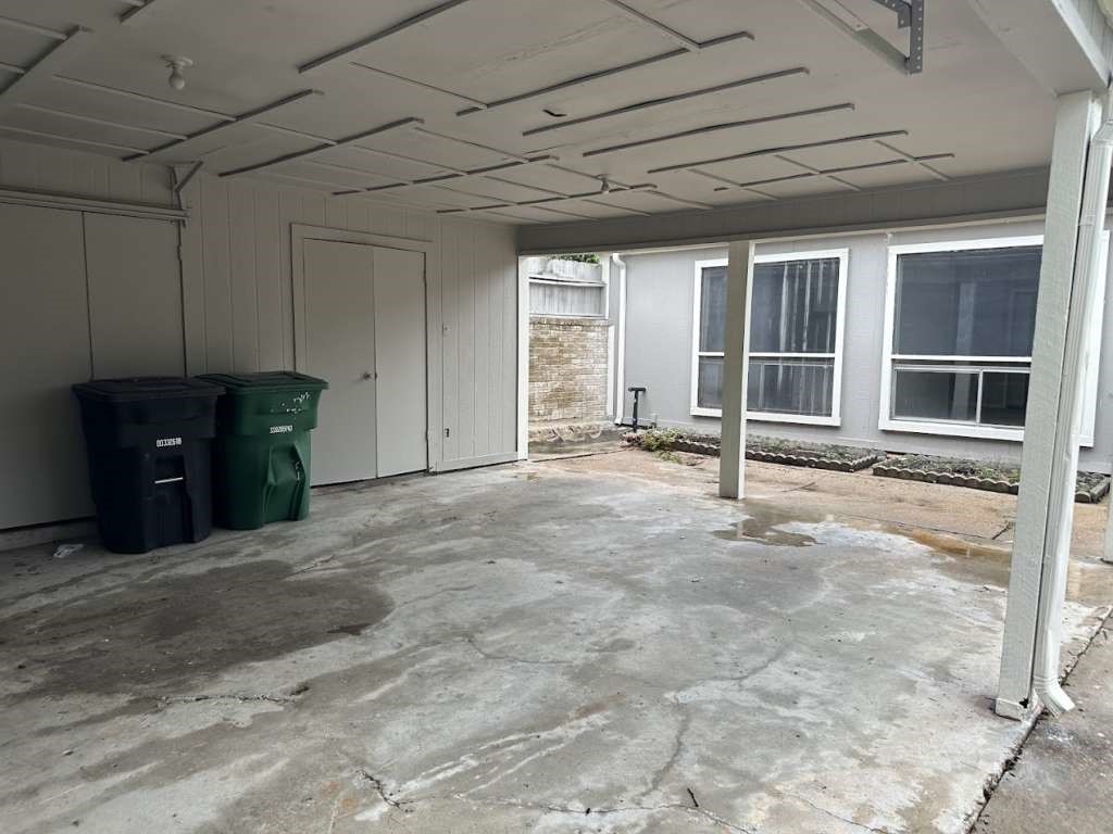 11807 South Youngwood Lane Houston, TX 77043 - Photo 13 of 13 a view of an empty room with cabinet and a window