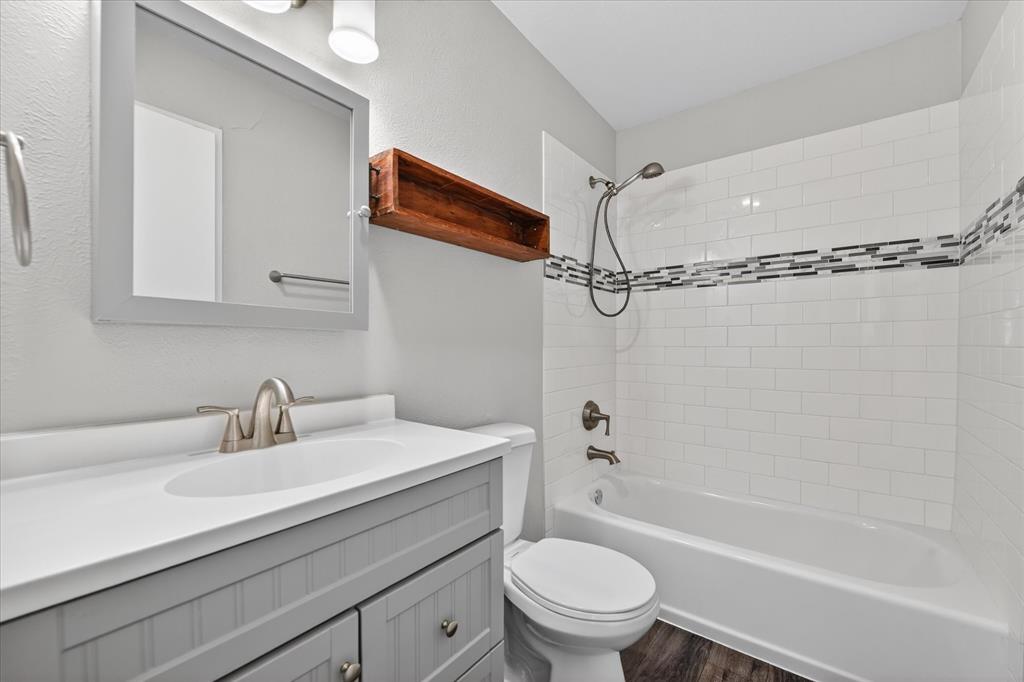 205 Wayne Street Sanger, TX 76266 - Photo 18 of 29 a bathroom with a sink a toilet and a bathtub