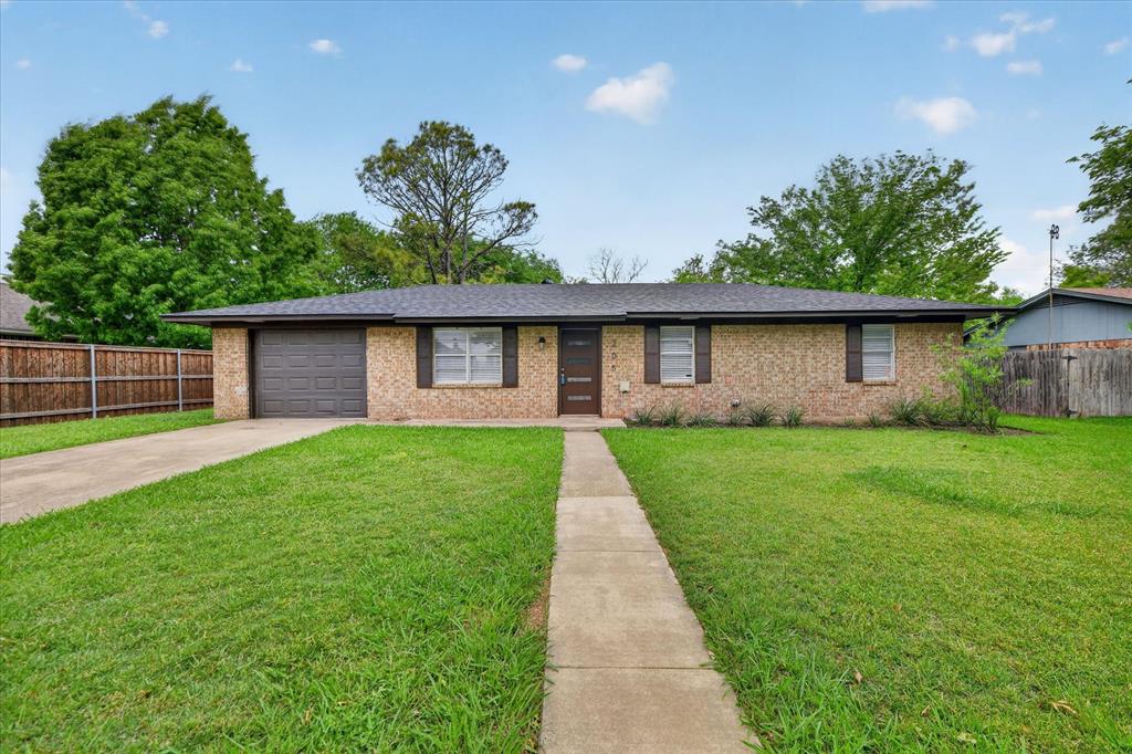 205 Wayne Street Sanger, TX 76266 - Photo 4 of 29 a front view of house with yard and green space