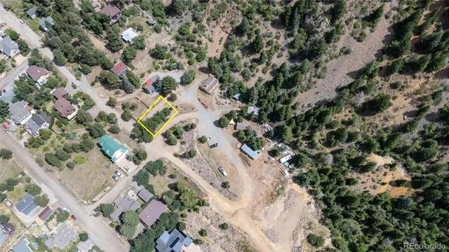 a view of a yard with a tree