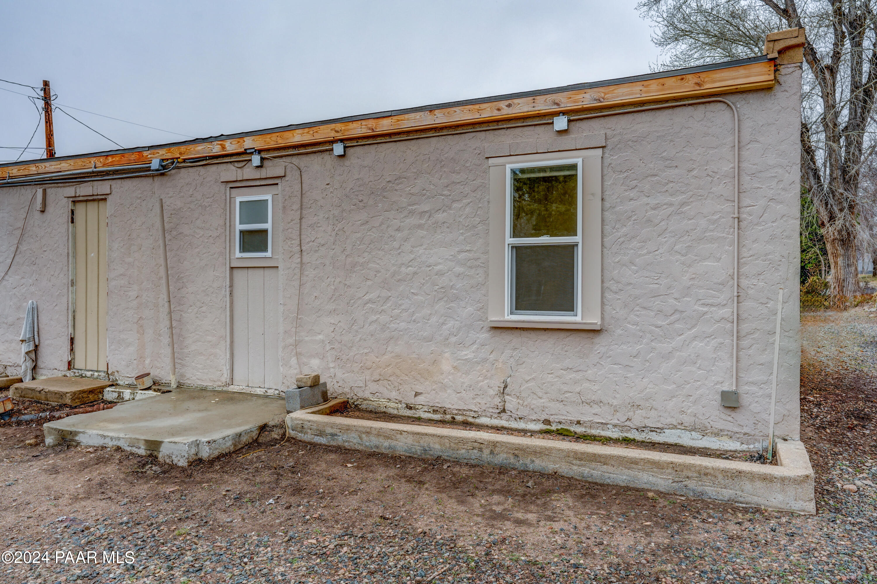 925 Ruth Street, Unit B Prescott, AZ 86301 - Photo 14 of 15 a view of a backyard with a table and chair