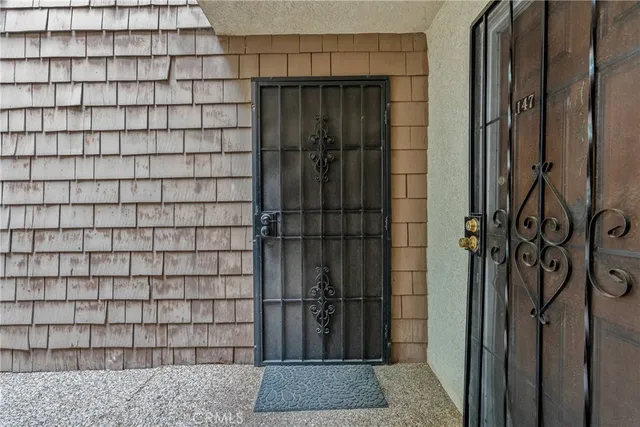 a view of a back yard