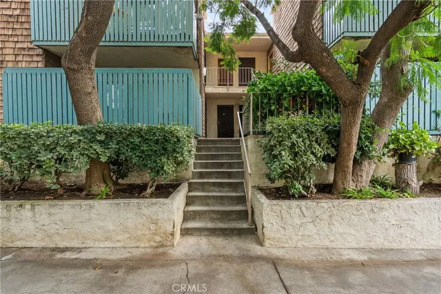a view of a house with backyard and garden