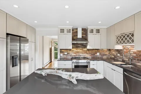 $987,500 | 5 Maryland Boulevard, Hampton Bays, NY 11946