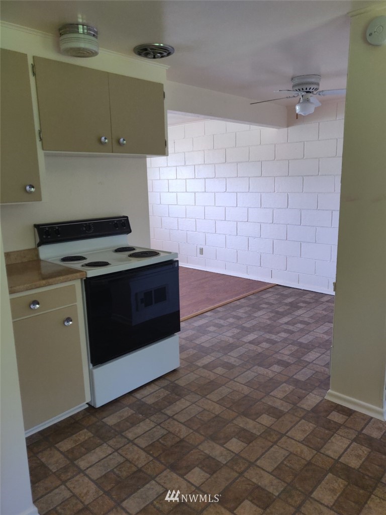 592 Southwest 18th Street Chehalis, WA 98532 - Photo 6 of 12 a kitchen with a stove and a cabinets