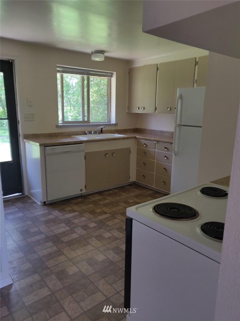 592 Southwest 18th Street Chehalis, WA 98532 - Photo 8 of 12 a kitchen with a refrigerator and a stove