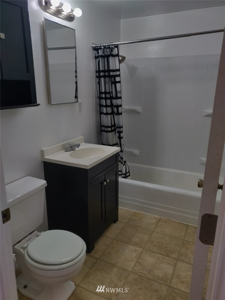 592 Southwest 18th Street Chehalis, WA 98532 - Photo 9 of 12 a bathroom with a sink a toilet and shower