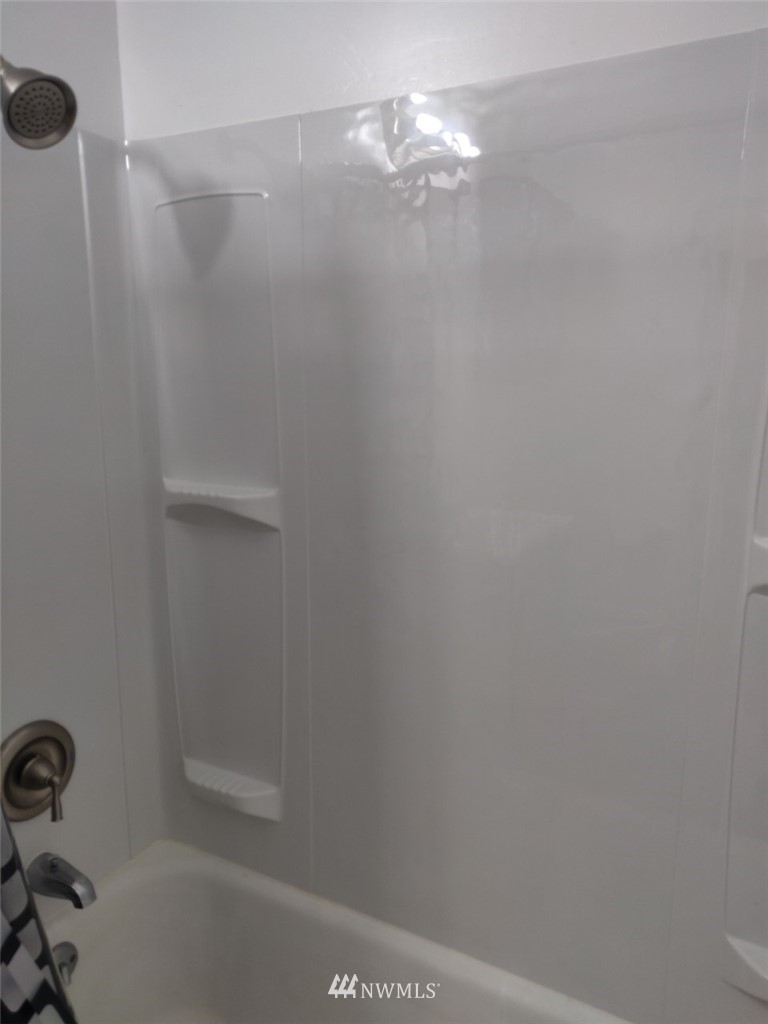 592 Southwest 18th Street Chehalis, WA 98532 - Photo 10 of 12 a bathroom with a bathtub