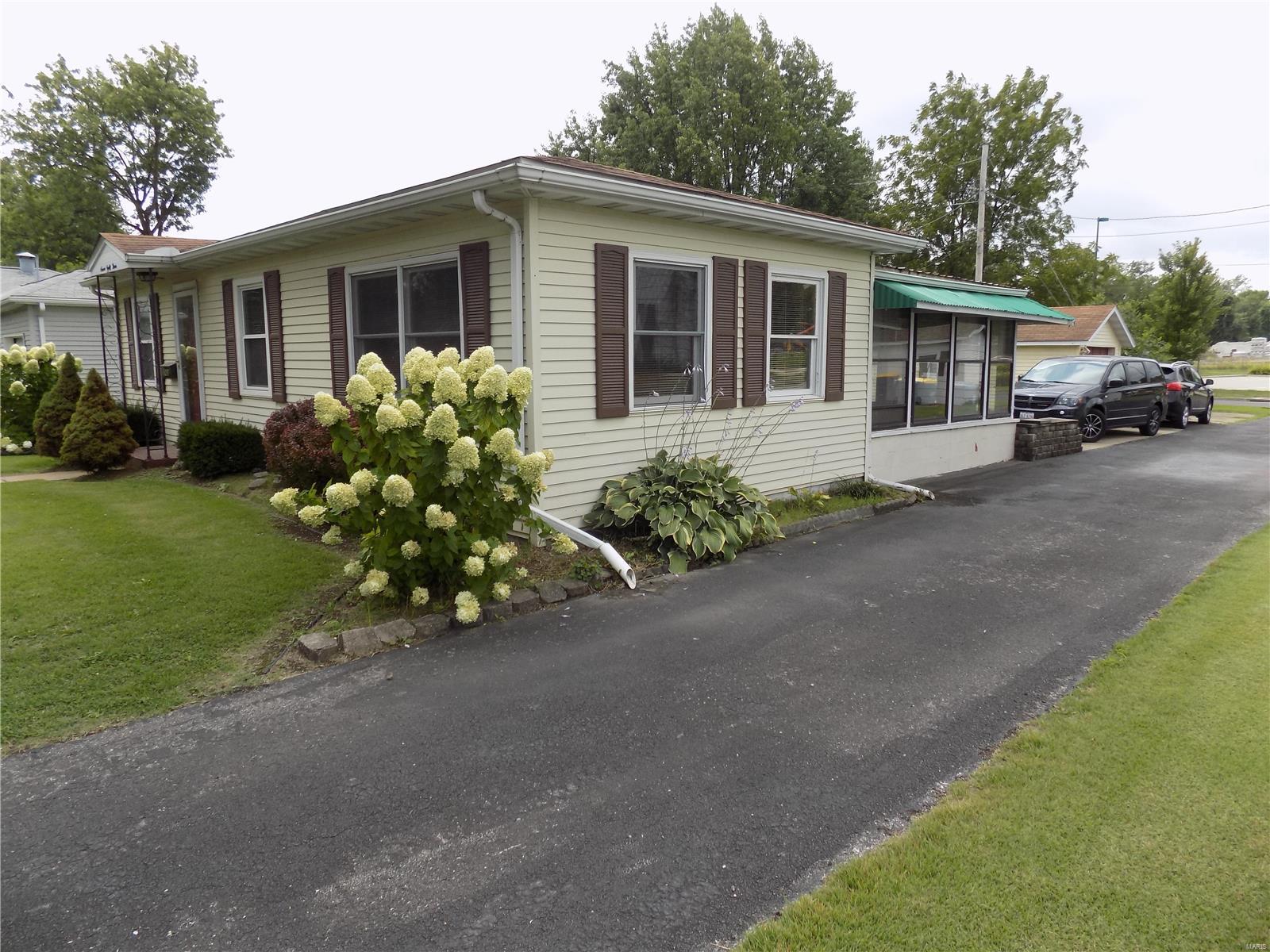 743 Troy Road Edwardsville, IL 62025 - Photo 3 of 31 Gallery Image 3