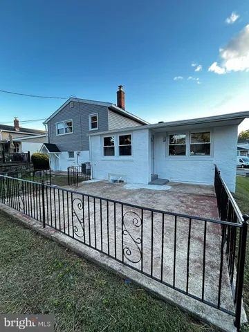 a view of house with backyard and porch
