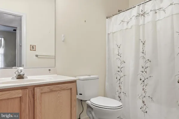 an empty room with closet and a ceiling fan