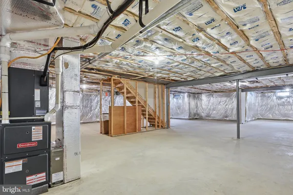 a view of empty room with an empty space