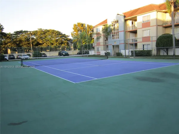 a tennis court that has tennis net