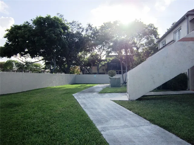 a view of a back yard