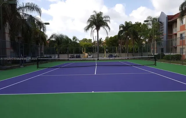 a tennis court that has tennis net
