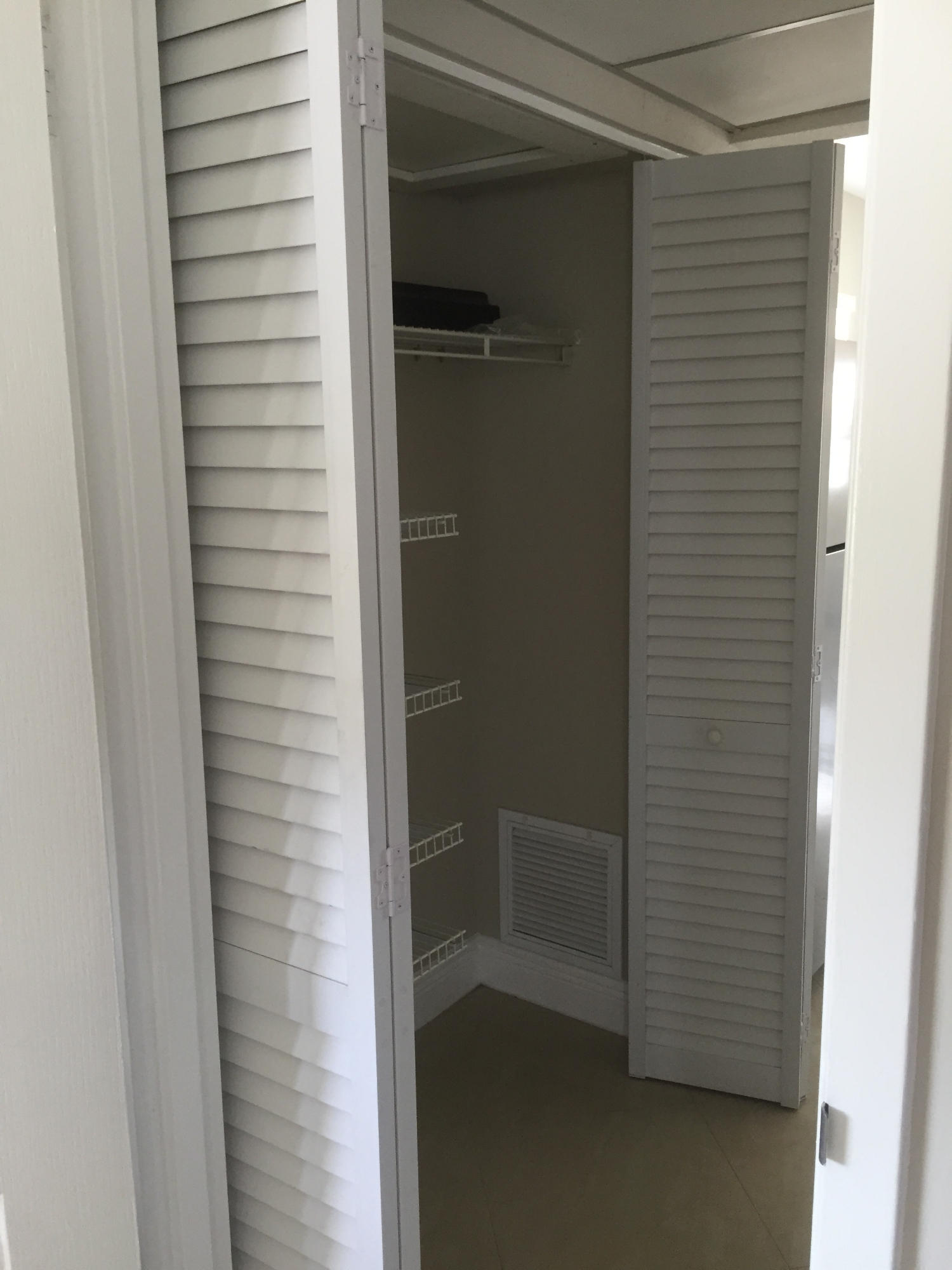 611 Monaco Way, Unit 611 Delray Beach, FL 33446 - Photo 15 of 25 Pantry