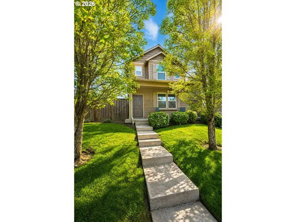a view of a house with a yard