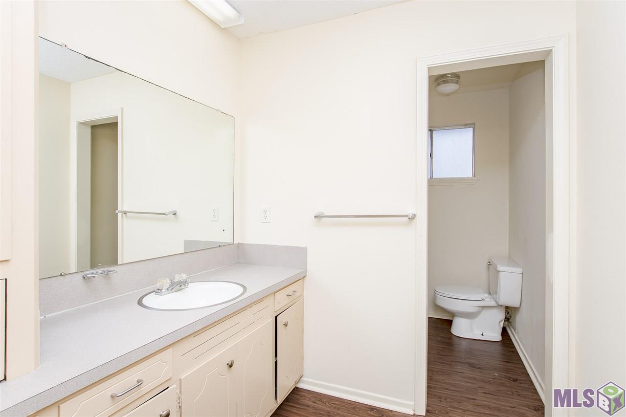 4421 Downing Drive Baton Rouge, LA 70809 - Photo 9 of 23 Hall/Guest Bathroom
