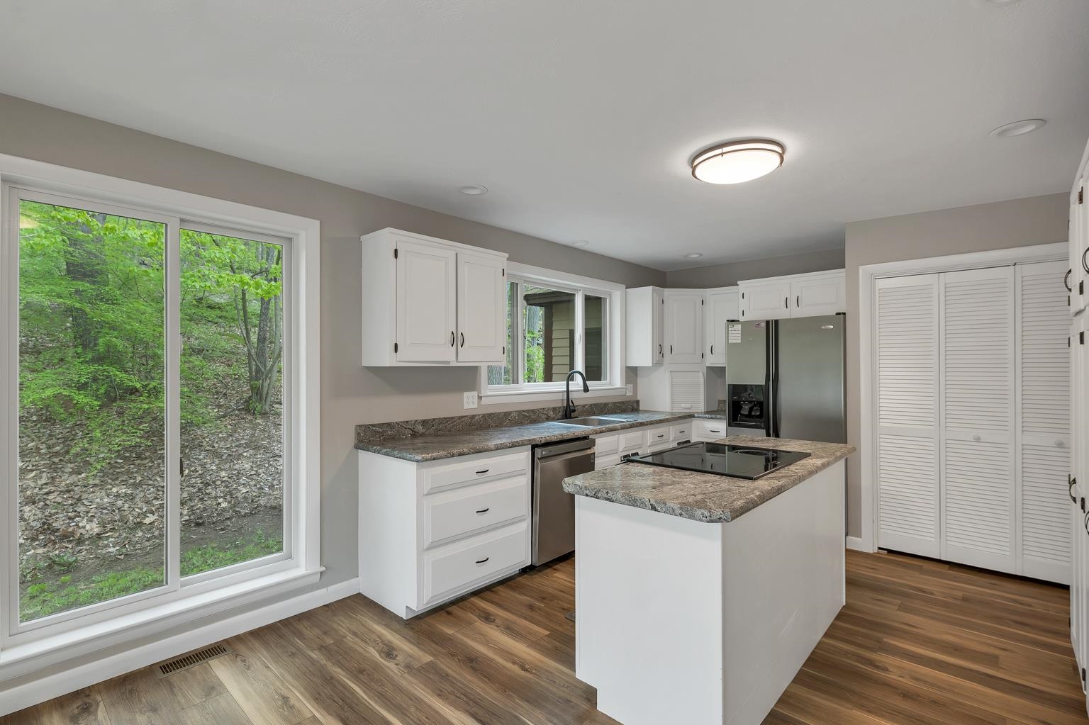 16 Old Manchester Road Amherst, NH 03031 - Photo 5 of 59