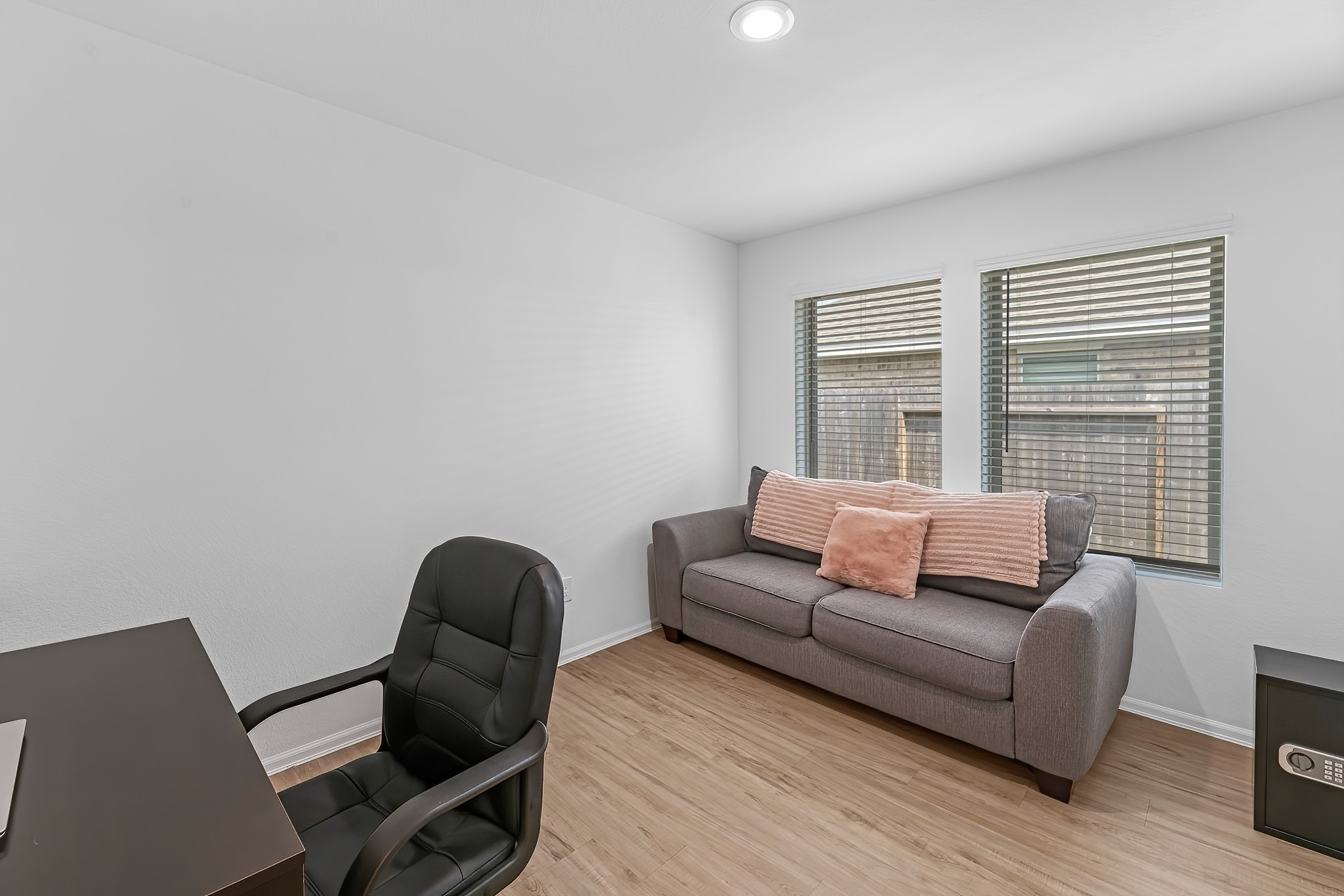 444 Maple Bend Lane La Marque, TX 77568 - Photo 21 of 32 a living room with furniture and a window