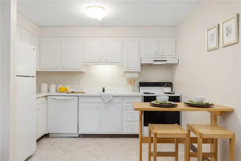 $575,000 | 401 Bellevue Avenue, Unit 308, Newport, RI 02840