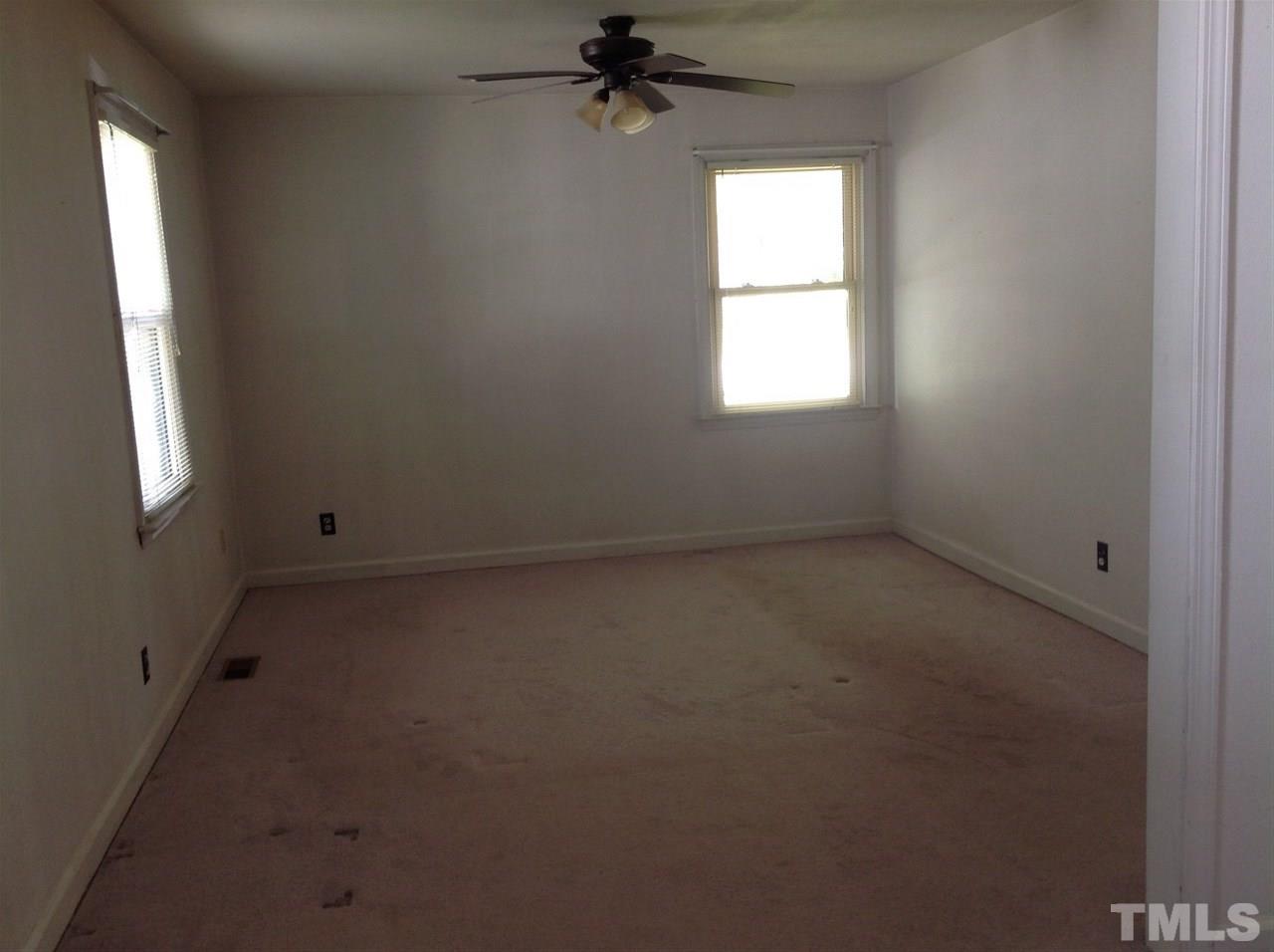 907 Mills Street Raleigh, NC 27608 - Photo 9 of 13 an empty room with a window