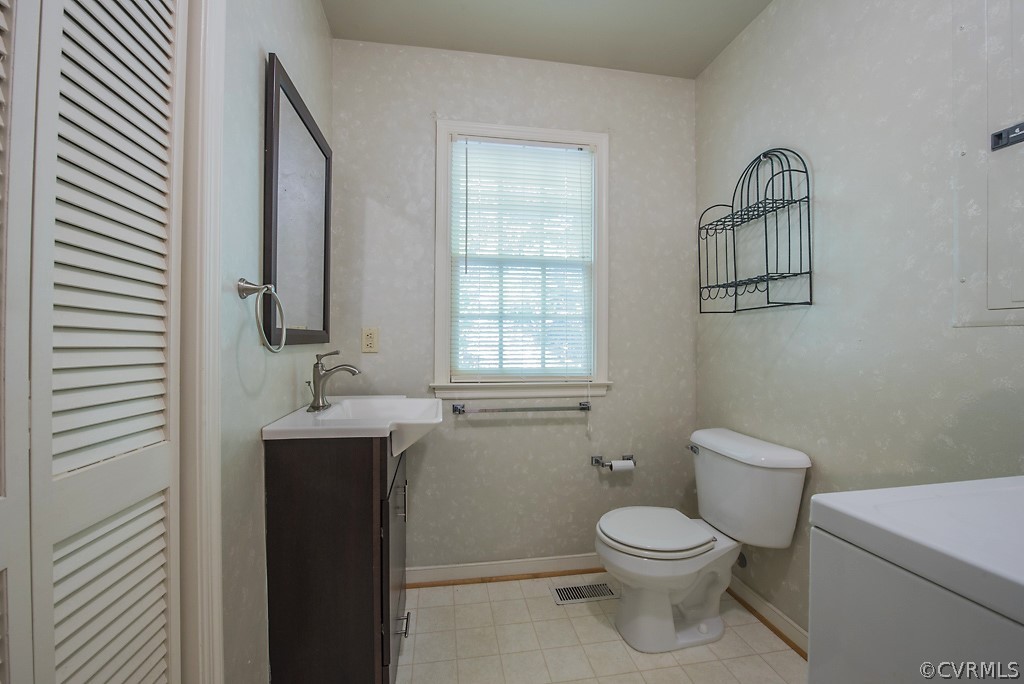 10400 White Rabbit Road North Chesterfield, VA 23235 - Photo 28 of 50 a bathroom with a toilet a sink and mirror