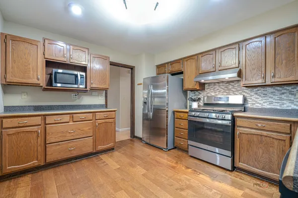 $499,000 | 125 Deerpath Drive, Vernon Hills, IL 60061