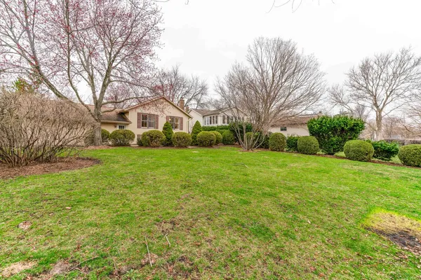 $499,000 | 125 Deerpath Drive, Vernon Hills, IL 60061