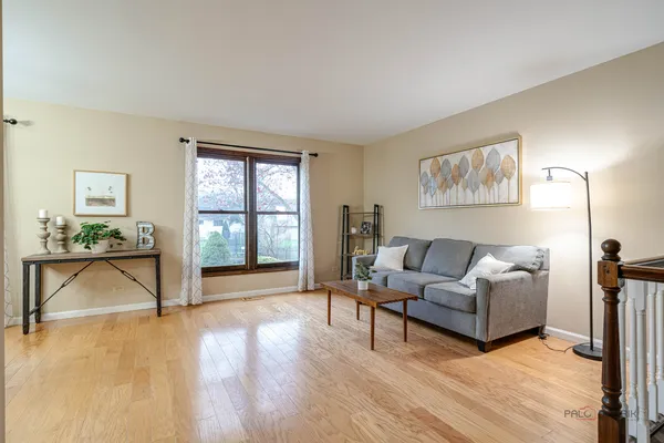 $499,000 | 125 Deerpath Drive, Vernon Hills, IL 60061