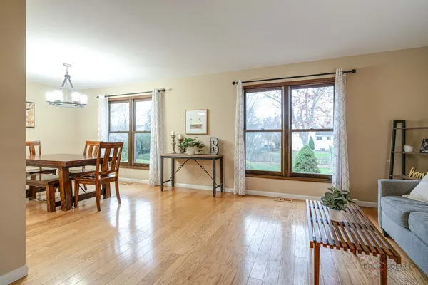 $499,000 | 125 Deerpath Drive, Vernon Hills, IL 60061