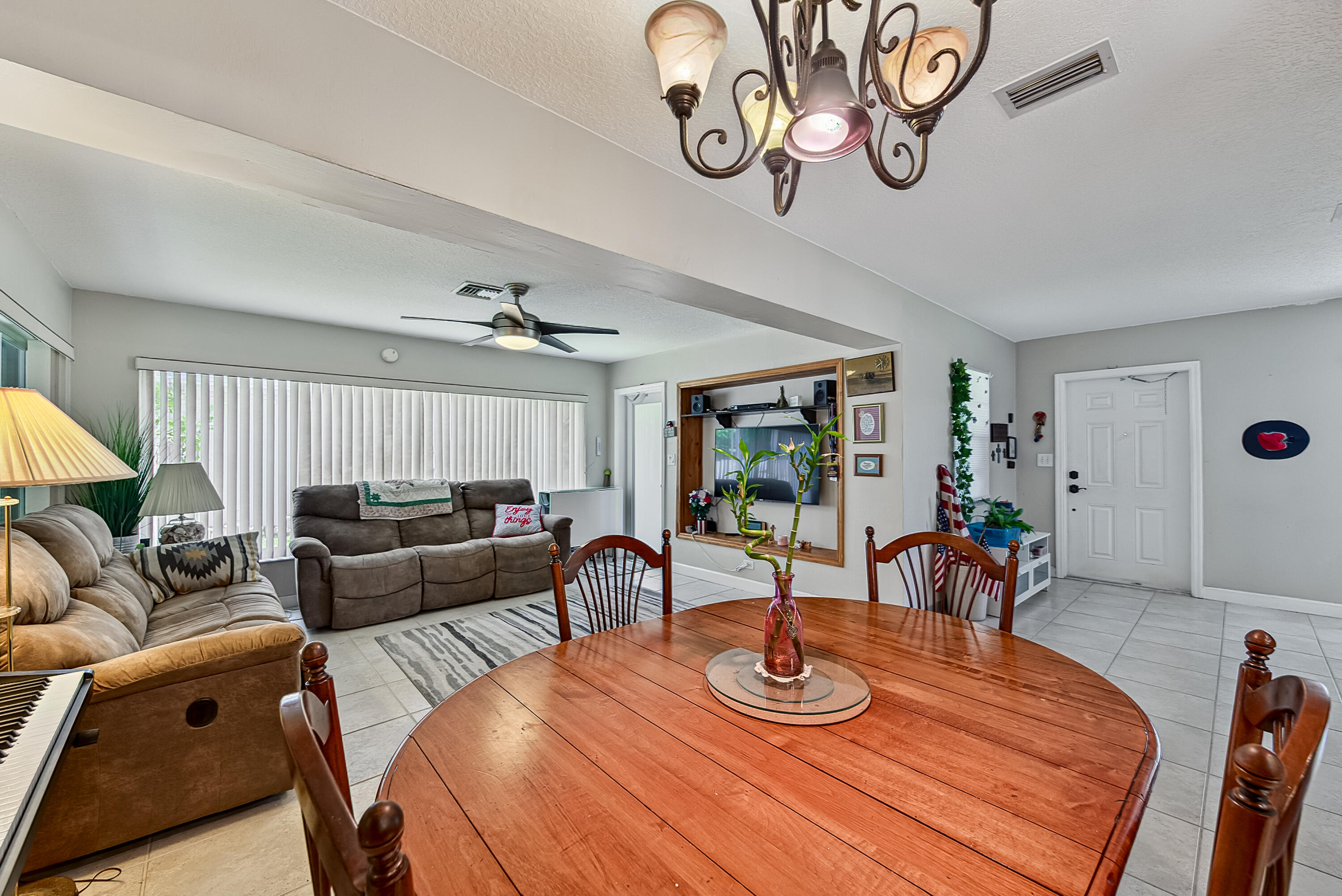 1131 Southwest 3rd Terrace Pompano Beach, FL 33060 - Photo 17 of 35 DIN. RM/FAM. RM.