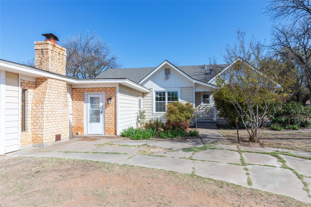 601 North Ave G Haskell, TX 79521 - Photo 2 of 36 a front view of a house with a yard